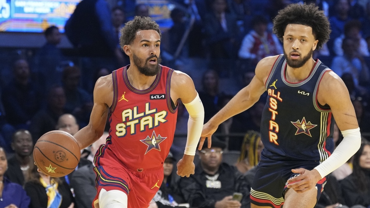 查克（Chuck）的全球恒星后卫Trae Young（11）在亚特兰大鹰队（Atlanta Hawks）的比赛中，在2025年NBA全明星比赛中，底特律活塞队的肯尼（Kenny）年轻明星后卫Cade Cunningham（2）对抗球。