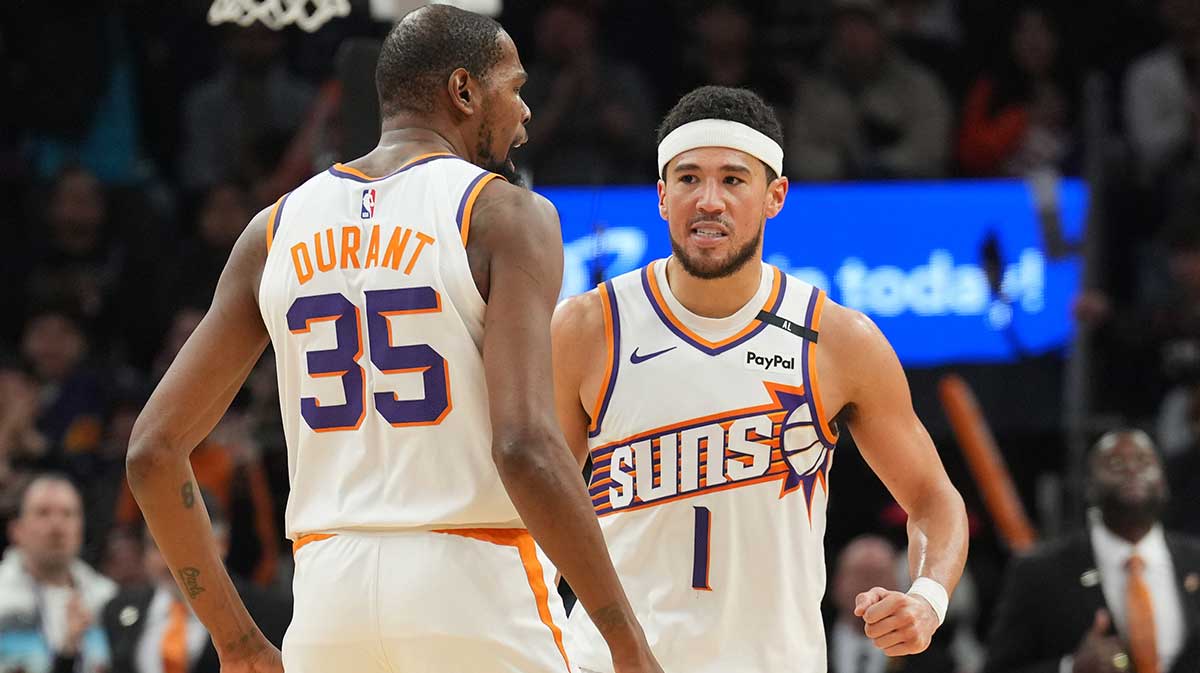 凤凰城的前锋凯文·杜兰特（Kevin Durant）（35岁）和凤凰城的后卫德文·布克（Devin Booker）（1）在下半场在足迹中心庆祝对阵洛杉矶快船队。 