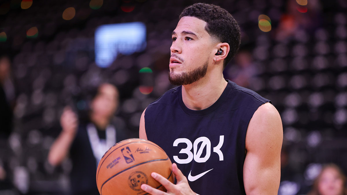 Phoenix Suns guard Devin Booker (1) warms up before a game against the New Orleans Pelicans at Footprint Center