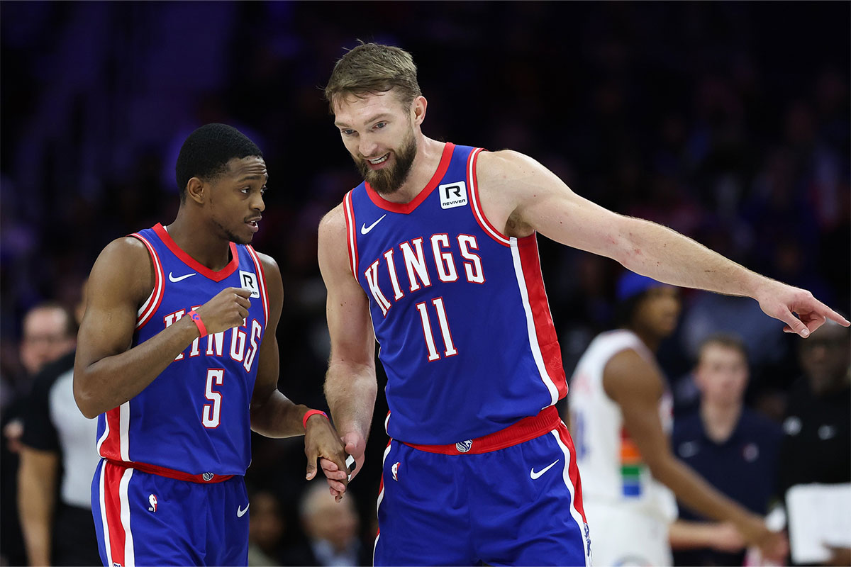 萨克拉曼多国王队后卫De'aaron Fox（5）和前锋Domantas Sabonis（11）在第二节与富国银行中心的费城76人队进行了交谈。 