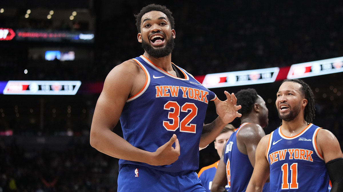 New York Knicks Guard Jalen Brunson (11) Watches as center Karl-Anthony Cities (32) celebrates after a basket with three points to win the victory against Toronto Raptor in the end of the quarter of the quarter of the Arena. 