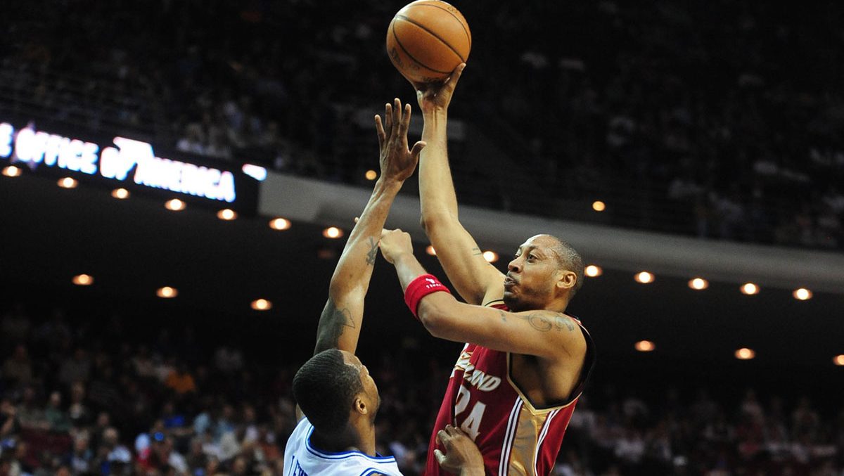 Cleveland Cavaliers Player Doniell Marshall (24) Shoti Over Orlando Magic Forward Rashard Levis (9) in Amway Arena.