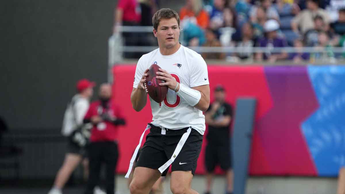 AFC quarterback Drake Maye of the New England Patriots (10) throws the ball during the 2025 Pro Bowl Games at Camping World Stadium. 