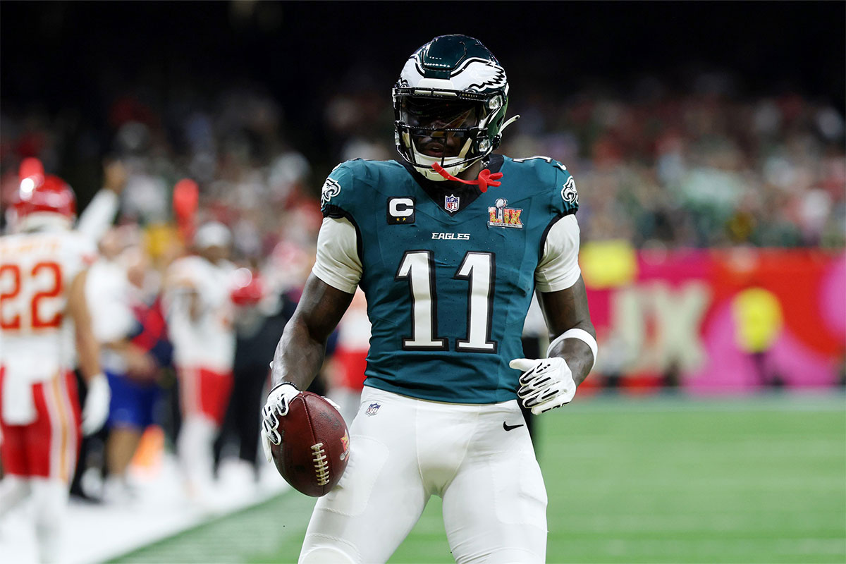 Philadelphia Eagles Vide Receiver Aj Brown (11) reacts after caught Kansas Citi heads during the first half of the Super Bowl character on the Caesar's superdone.