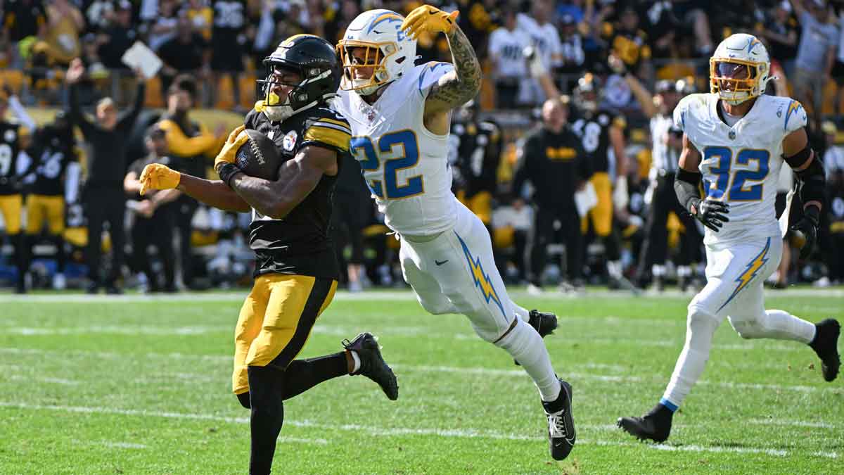 Sep 22, 2024; Pittsburgh, Pennsylvania, USA; Pittsburgh Steelers wide receiver Calvin Austin III (19) scores a touchdown while being chased by Los Angeles Chargers cornerback Elijah Molden (22) during the fourth quarter at Acrisure Stadium.