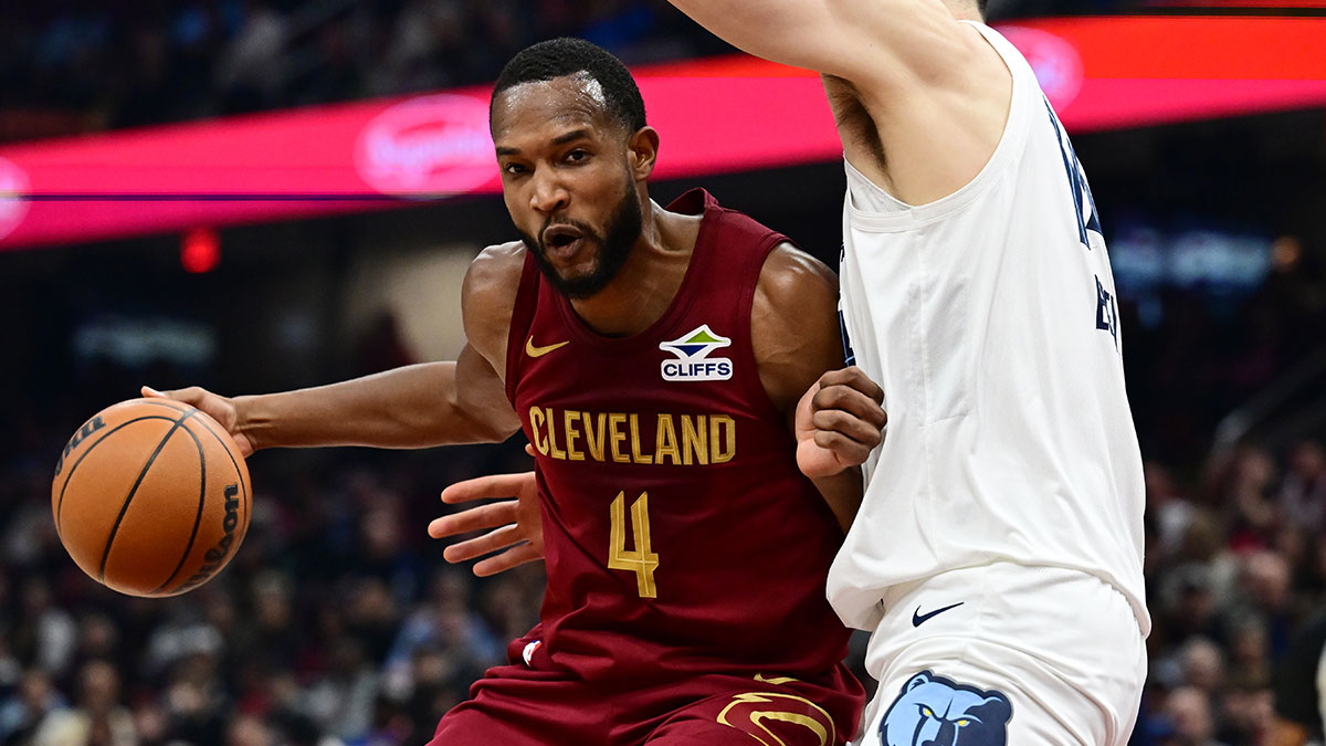 Cleveland Cavaliers Next Evan Moblei (4) Drive to Cart against Memphis Grizzlies Center Zach Edei (14) during the first half on the rocket arena.