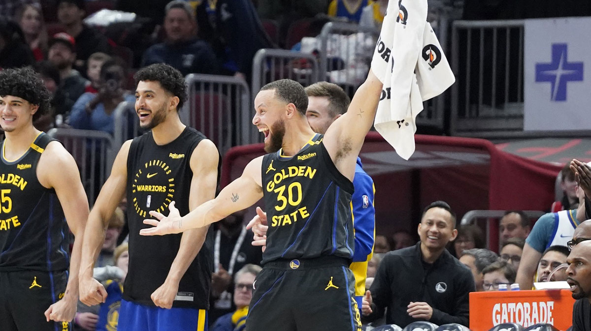 The golden state warriors preserve Stephen Curri (30) celebrates the basket against Chicago bulls during the second half in the United Center.