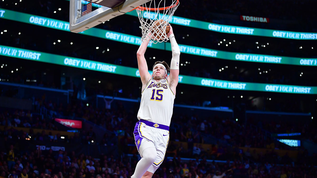     Los Angeles Lakers Guard Austin Reaper (15) Request for a basket against Indiana Pacens during the second half at the CRIPTO.com Arena.