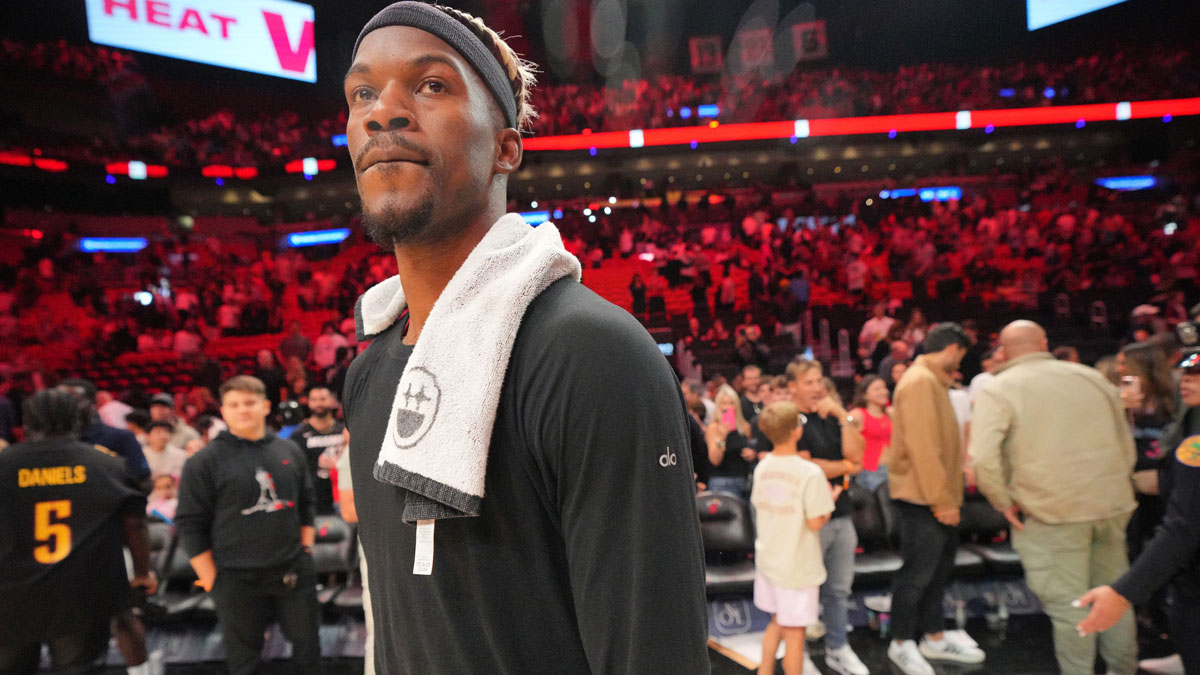 Heat forward Jimmy Butler (22) follows the court after greeting friends in court after winning San Antonio Spurs in the center of Kaseya