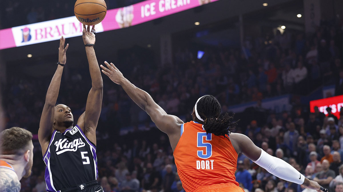 Sacramento Kings Guard De'aaron Fok (5) Shoots like Oklahoma City Thunder Guard Luguentz Dort (5) ends during the first quarter in Center Paicom.