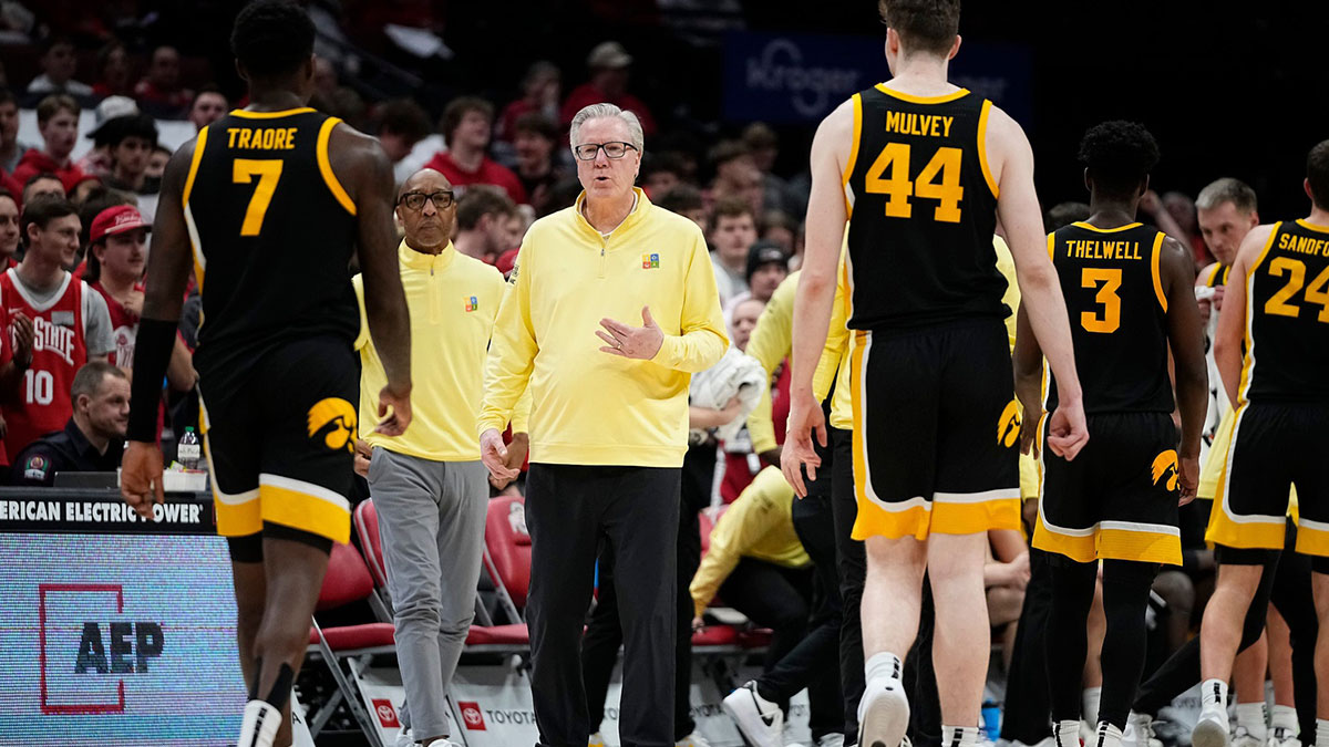Iowa Hawkeyes head coach Fran McCaffery talks to his team during the second half of the NCAA men's basketball game against the Ohio State Buckeyes at Value City Arena on Jan. 27, 2025. Ohio State won 82-65. © Adam Cairns/Columbus Dispatch / USA TODAY NETWORK via Imagn Images