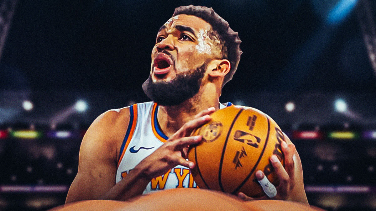 Knicks, Karl-Anthony Towns, Karl-Anthony Towns Knicks, Knicks defense, Karl-Anthony Towns defense, Karl-Anthony Towns with his head down looking upset, Knicks arena in the background