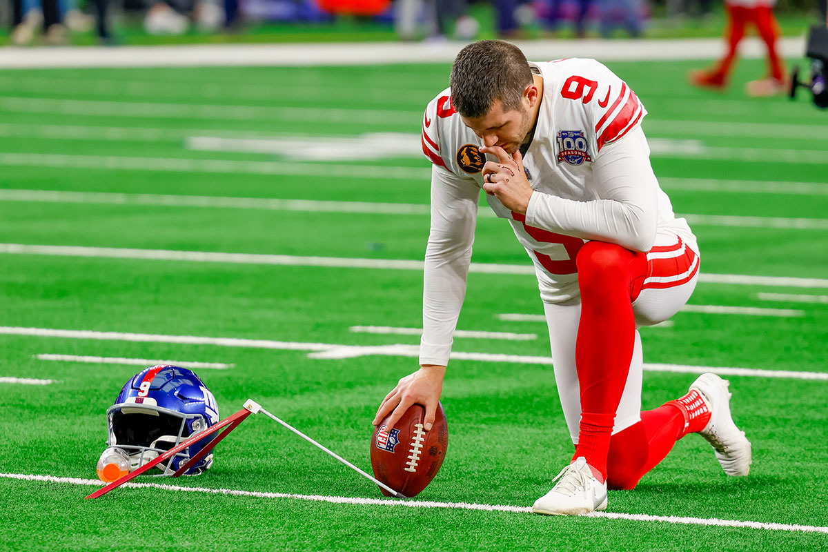 New York Giants place kicker Graham Gano (9) warms up prior to the game against the Dallas Cowboys at AT&T Stadium.