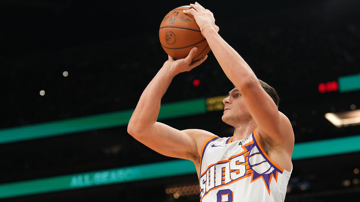 Phoenix Suns Guard Grayson Allen (8) Shoot on La Clippers during the first half in the footwear center