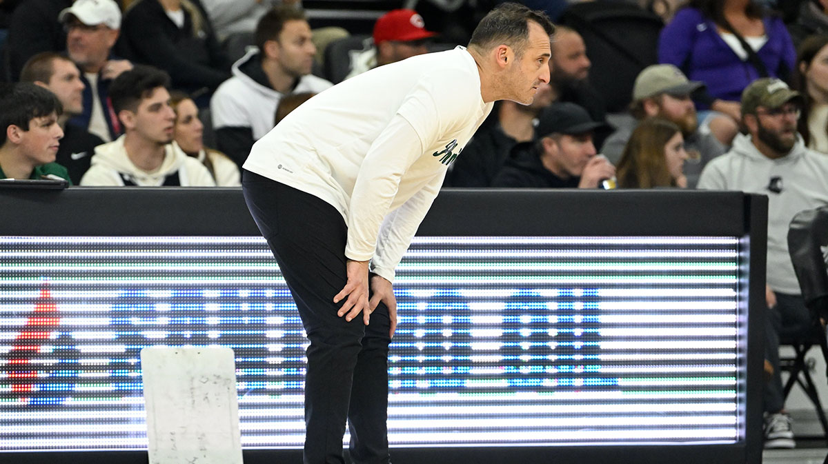 Green Bai Phoenik Main coach Doug Gottlieb looks at the first half against Fraars's providers at the ACICA Pavilion.