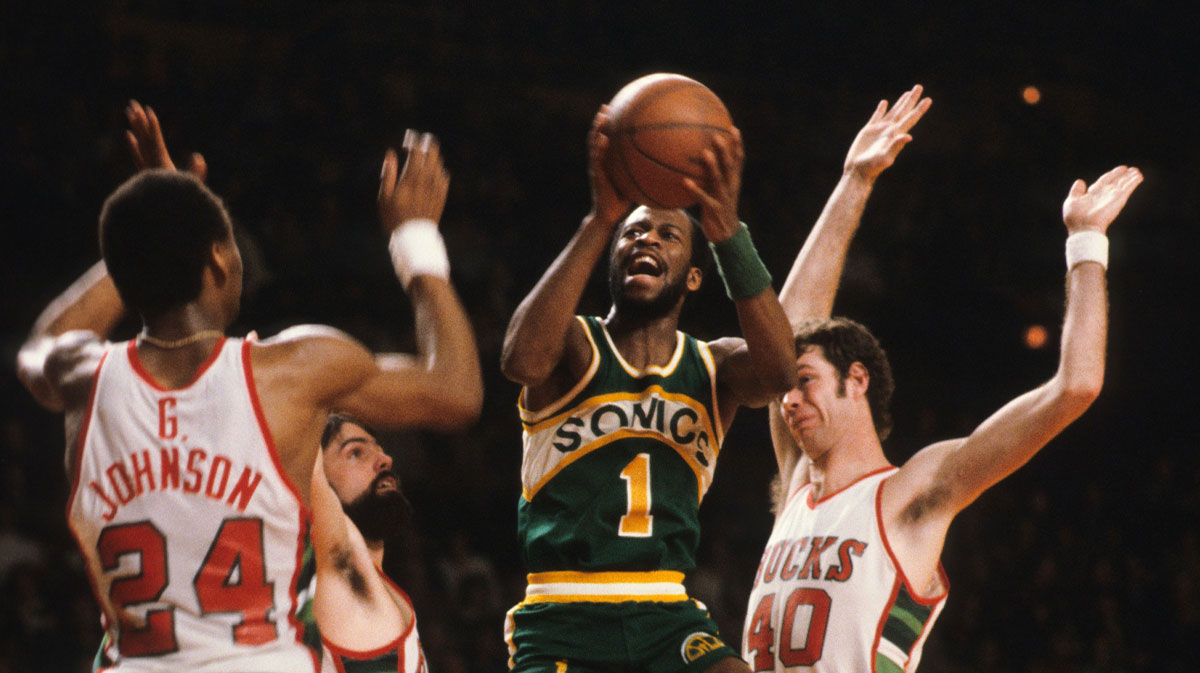 The Seattle SuperSonics goalkeeper Gus Williams (1) against the Milwaukee Bucks. 