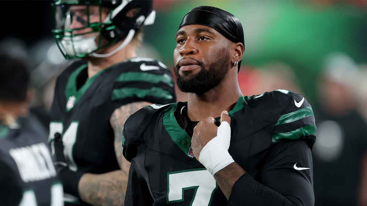 New York Jets defensive end Haason Reddick (7) on the sidelines during the first quarter against the Houston Texans at MetLife Stadium.