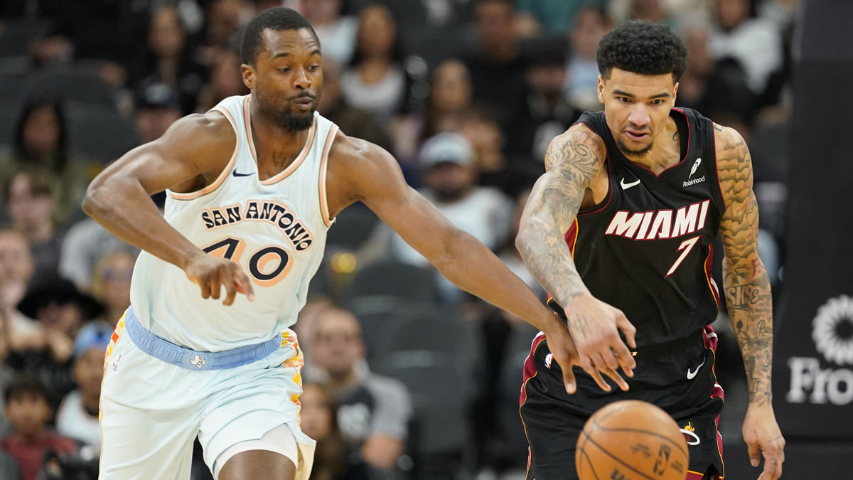 Miami Heat Center Kel'el Vare (7) and San Antonio Spurs Pretra Harrison Barnes (40) reach a loose ball during the first half in the center of Mash Bank.