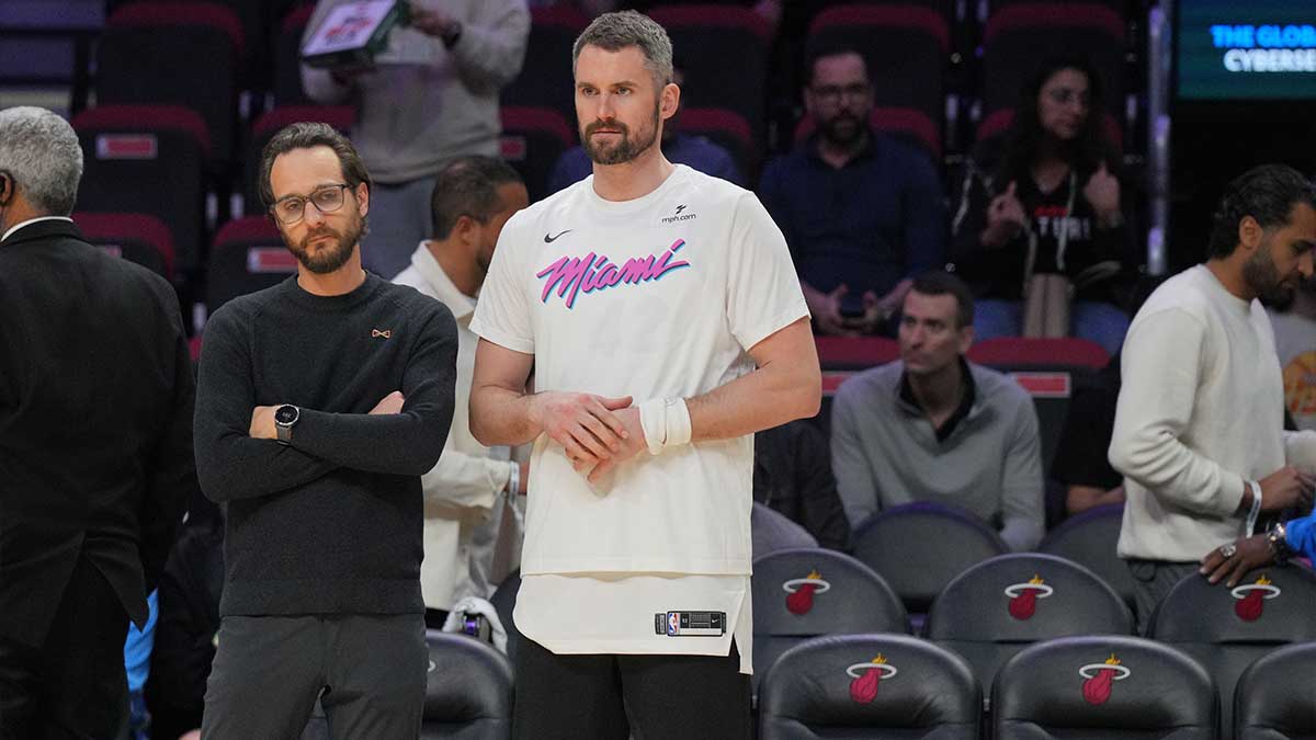 The heat forward Kevin Love (42) looks during the warming before the game against Cleveland Cavaliers at the central center of Kaseya