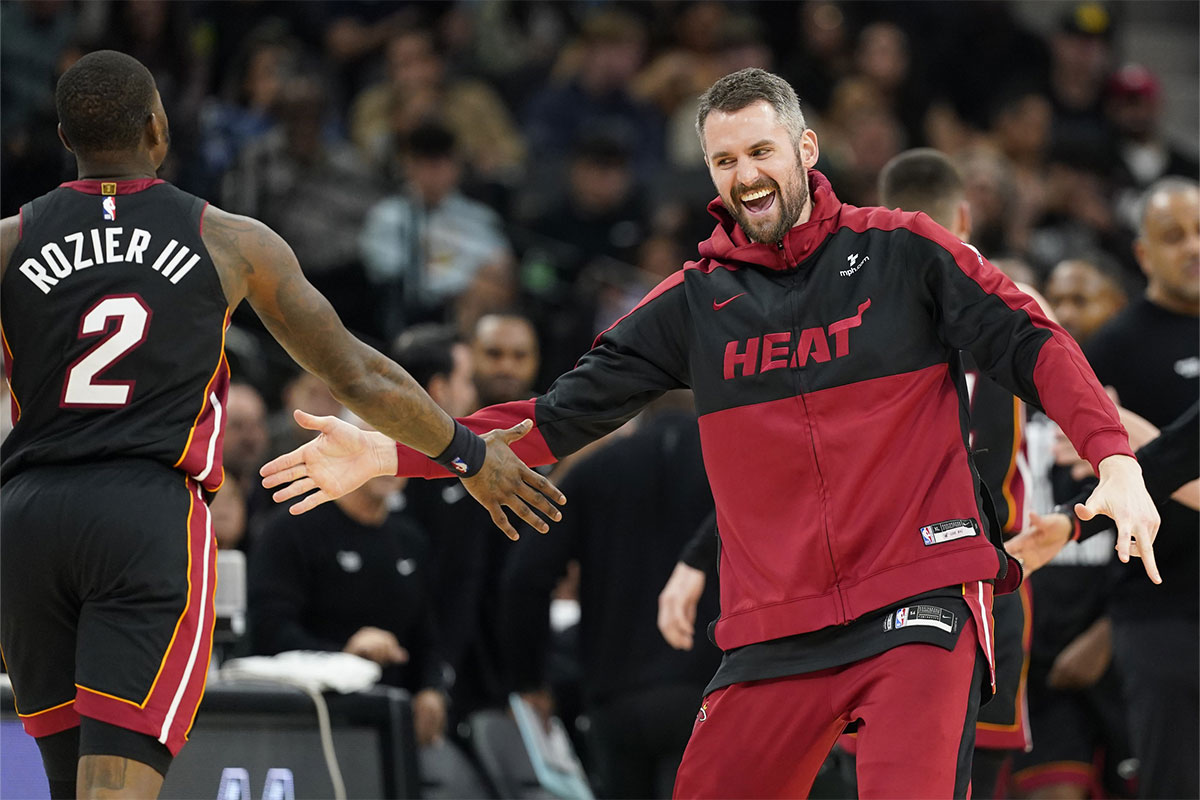 The warmhead Kevin Love (42) reacts after Therry Rozier (2) in the second half against Sun Antonio Spurs in the center of Mrni Bank