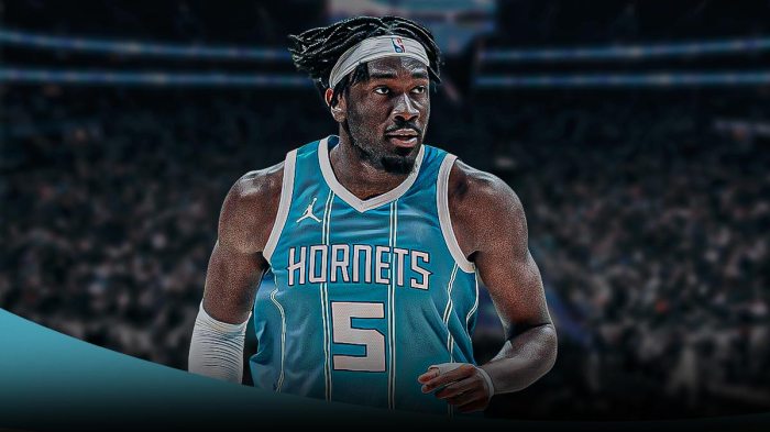Mark Williams in his Hornets uniform on the Hornets court.