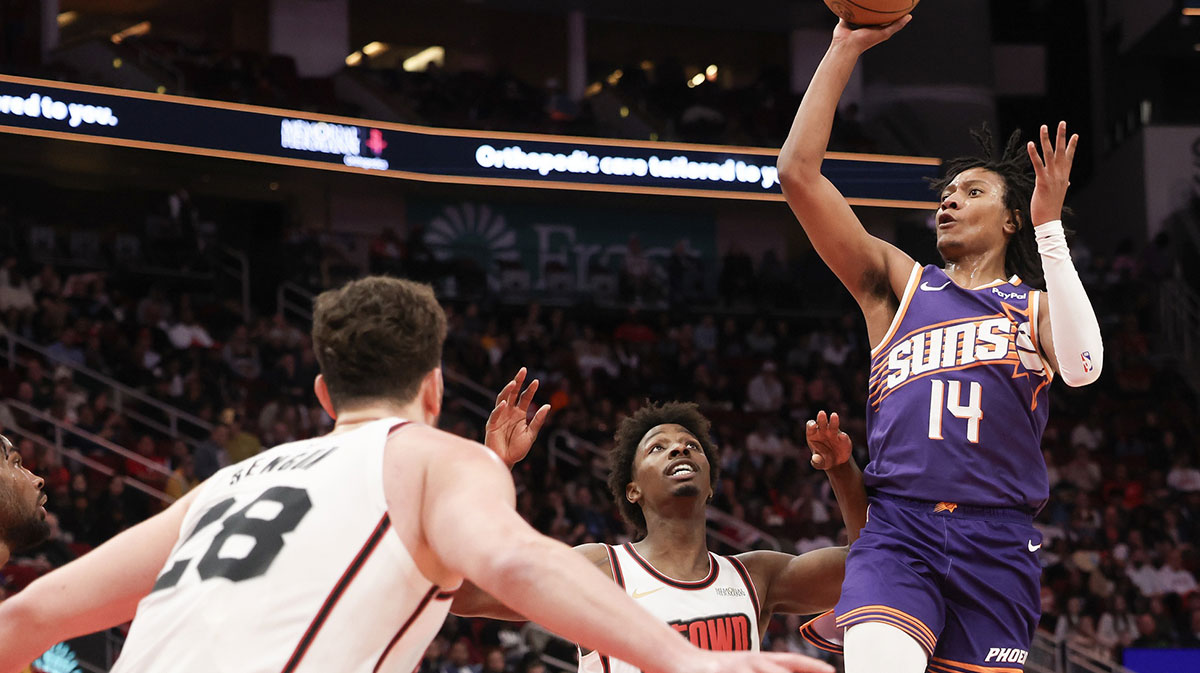 Phoenix Suns Guard Titi Washington Jr. (14) Shoot the Houston rockets forward Ja'Sean Tate (8) in the second quarter in the Toyotin Center.