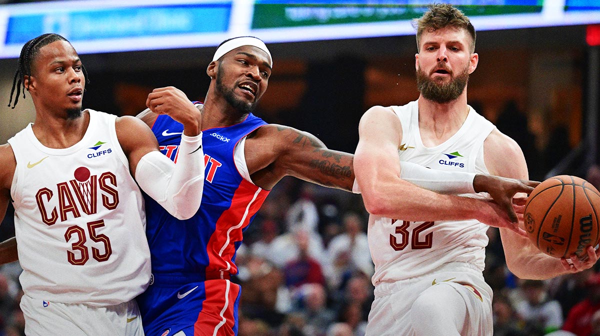 Cleveland Cavaliers Forward Dean Wade (32) is characterized by a berth against Detroit pistons forward Paul Reed (7) as IAAC Okoro (35) is also defended during the first half at the missile mortgage field.