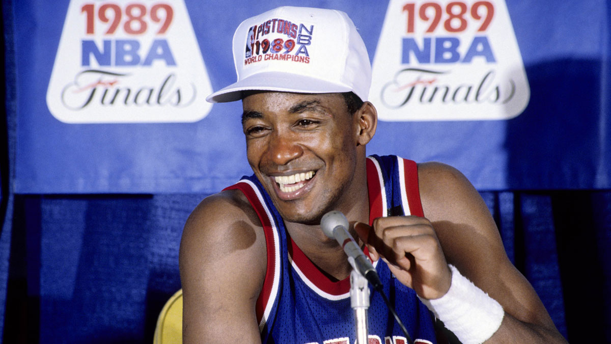 Detroit Pistons Guard Isiah Thomas (11) deals with the media in a press conference after the rise of Los Angeles Lakers in the NBA final from 1989. years on the forum.