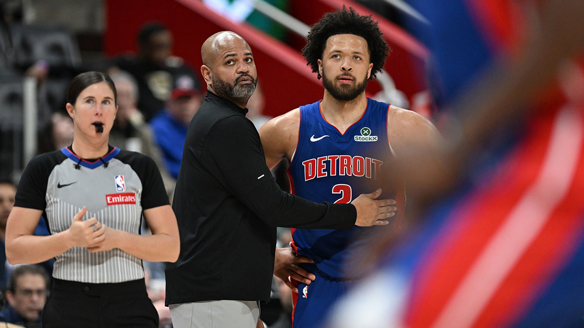 Detroit klipovi Main trainer JB Bickestaff talking to Cade Cunningham's guard (2) during Charlotte Hornets Firhe in the third quarter on the small Caesar Arena