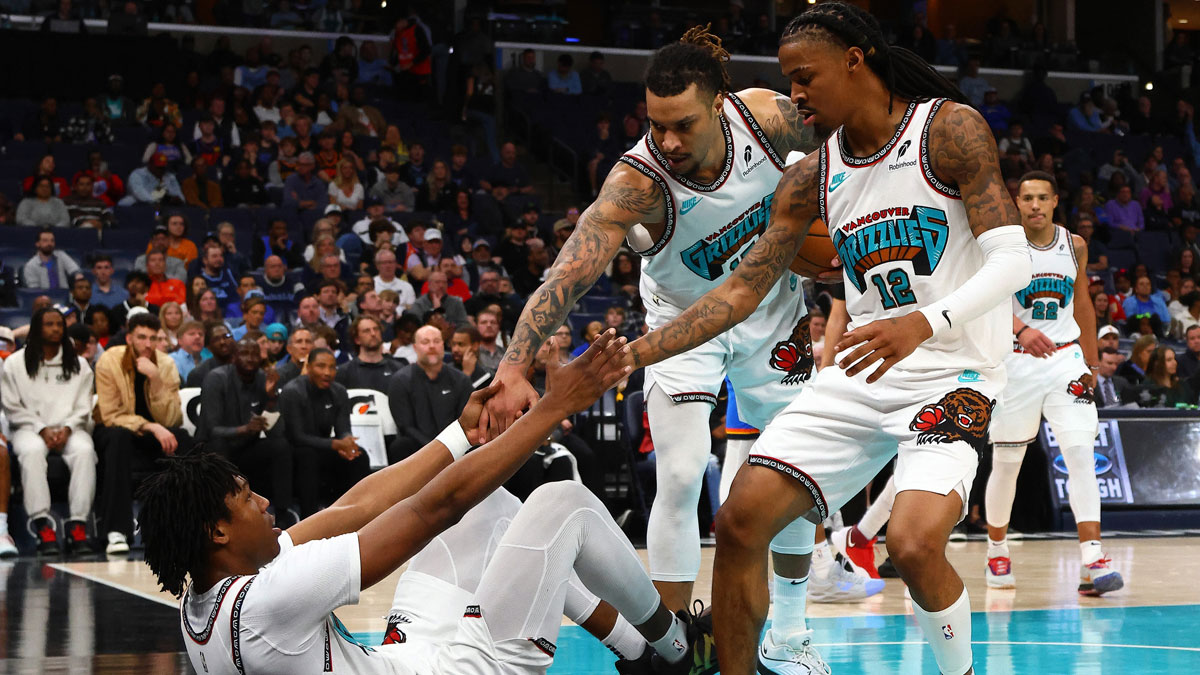 Memphis Grizzlies Next Brandon Clarke (15) and guardian I Morant (12) help GG Jackson II (45) during the fourth quarter of lightning in Oklahoma City Thunder in Fedekforum.