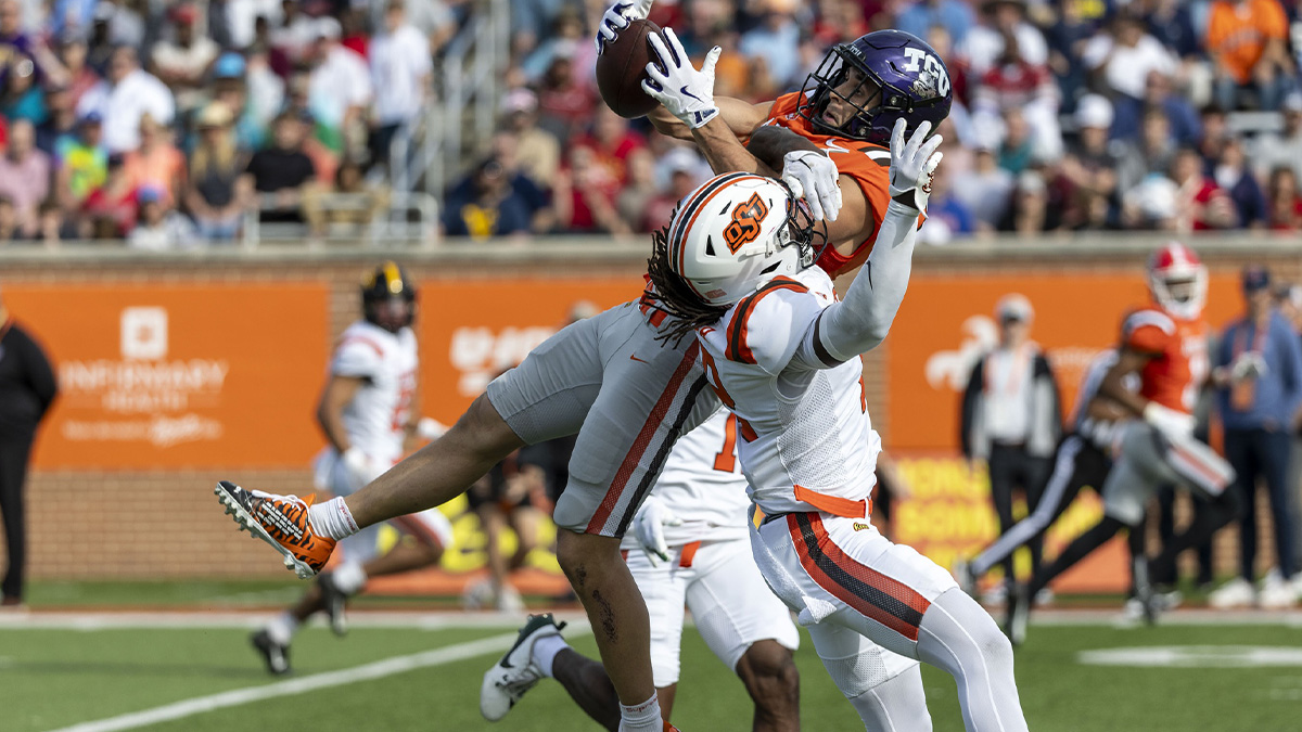 1. February 2025; Mobile, Al, USA; The American team team receiver Jack Vienna from TCU (7) catches the transition through the national security team Trei Rucker from the state of Oklahoma (22) during the first half in the Hancock Whitney Stadium. 