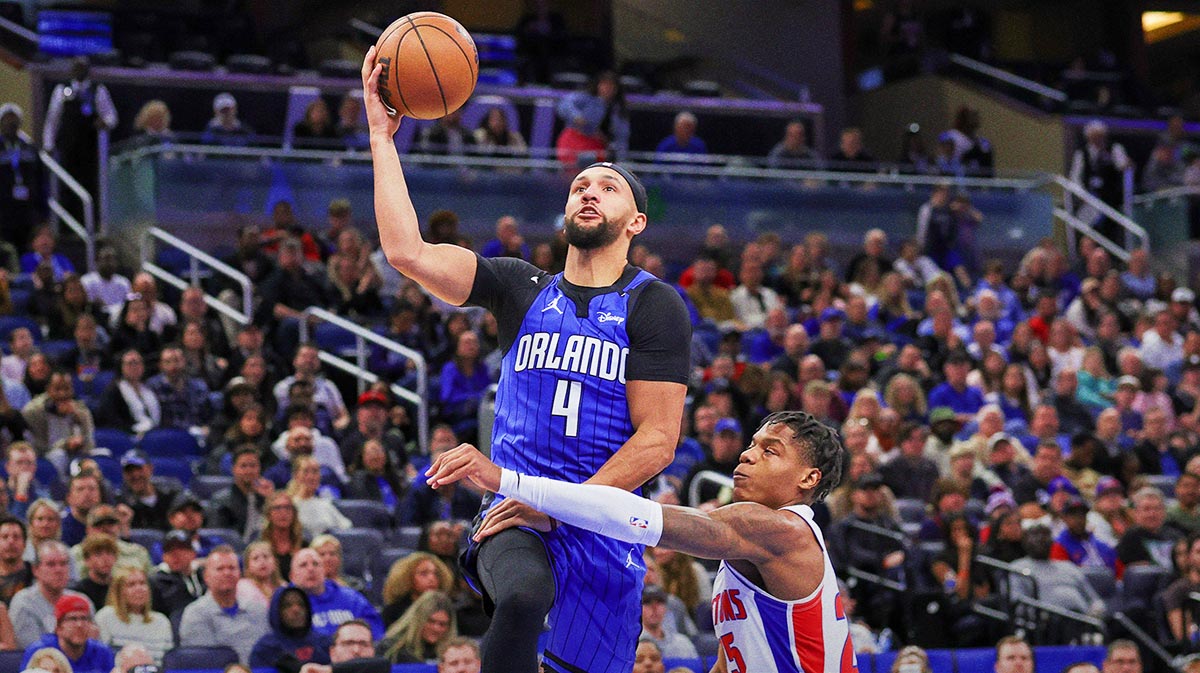 Orlando Magic Guard Jalen Suggs (4) Detroit Pistons Guard Marcus Sasser (25) during the second half in the Kia Center.