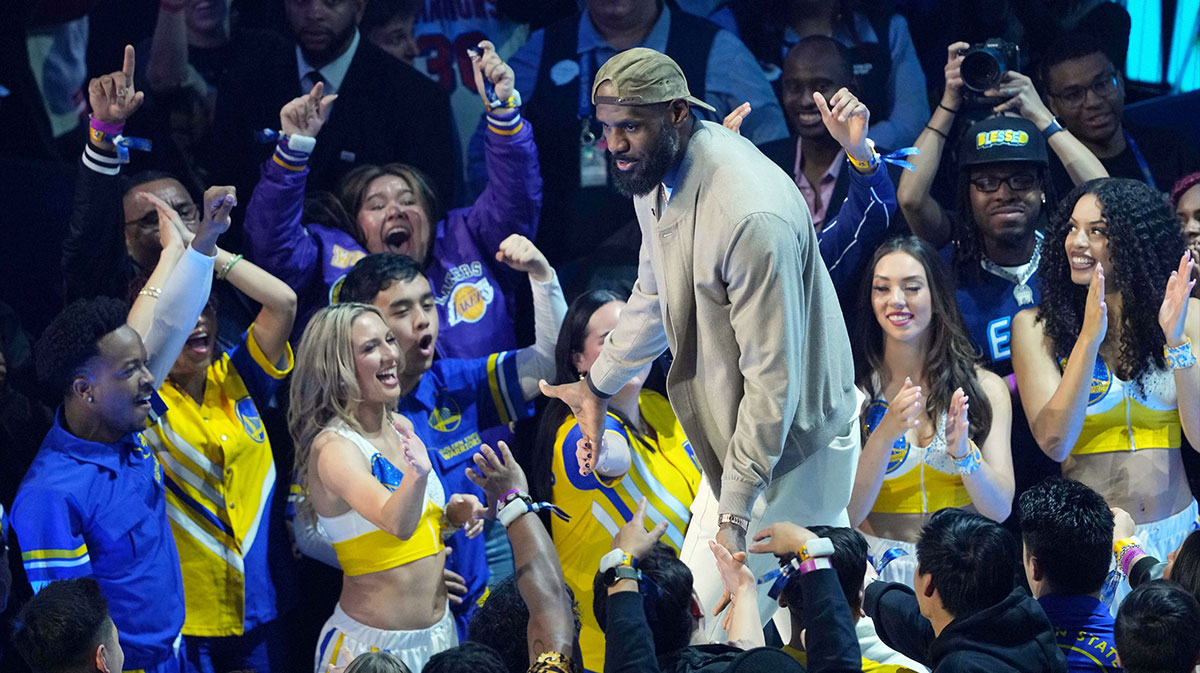 Shakis OGS Napred Lebron James (23) Los Angeles Lejkeri During the introduction of players before 2025 NBA All Star Game in Chase Center.