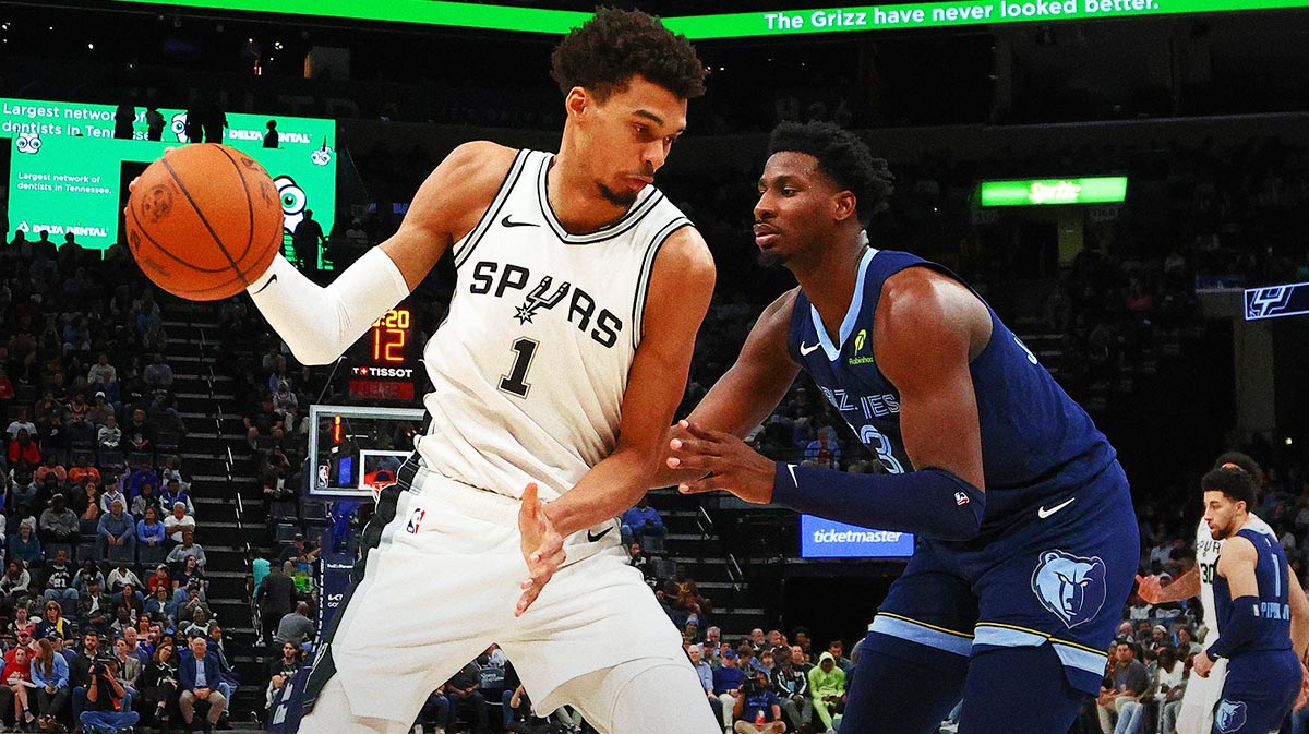 The center of San Antonio Spurs Victor Wembanyama (1) goes to the basket while the striker of the Grizzlies of Memphis, Jaren Jackson Jr. (13), defends during the third quarter to Fedexforum.