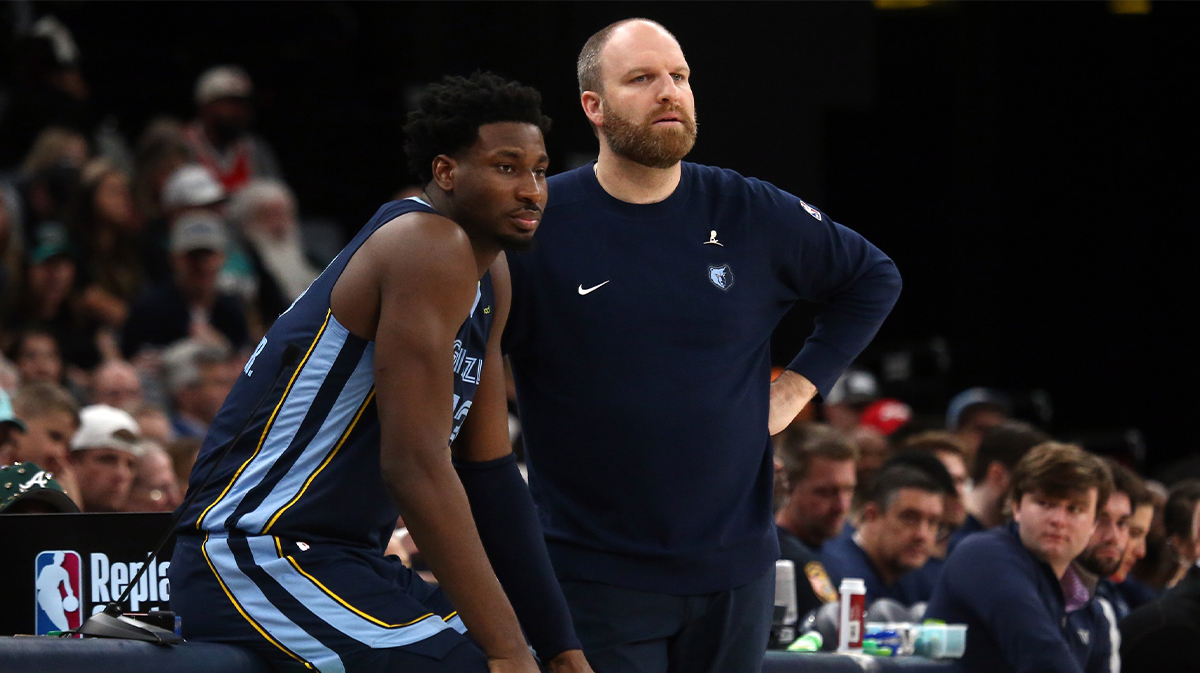 Memphis Grizzlies Next Jaren Jackson Jr. (13) And the main coach of Taylor Jenkins are watched during the third quarter against San Antonio Spurs in FedExforum. 