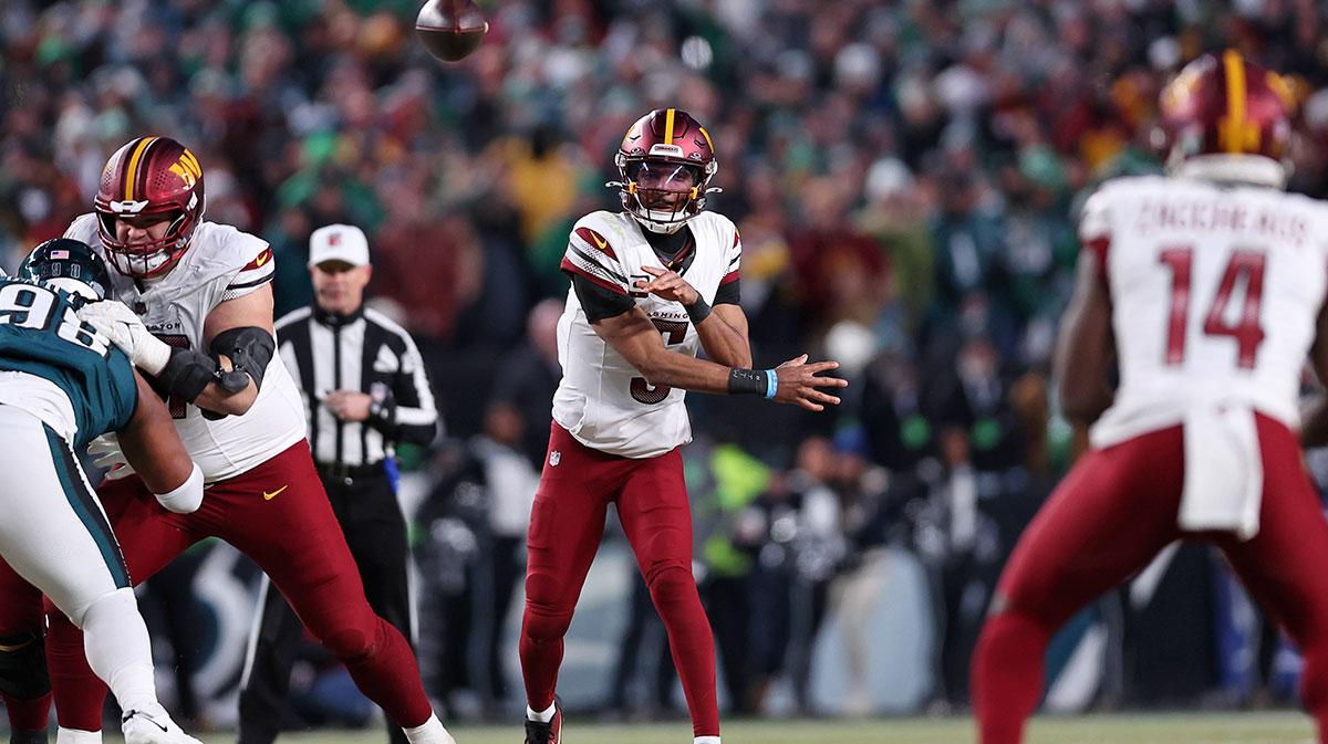 Washington commanders Quarterback Jaiden Daniels (5) adopts the ball against Orlov Filadelphia during the second half in the NFC Championships in Lincoln's financial field.