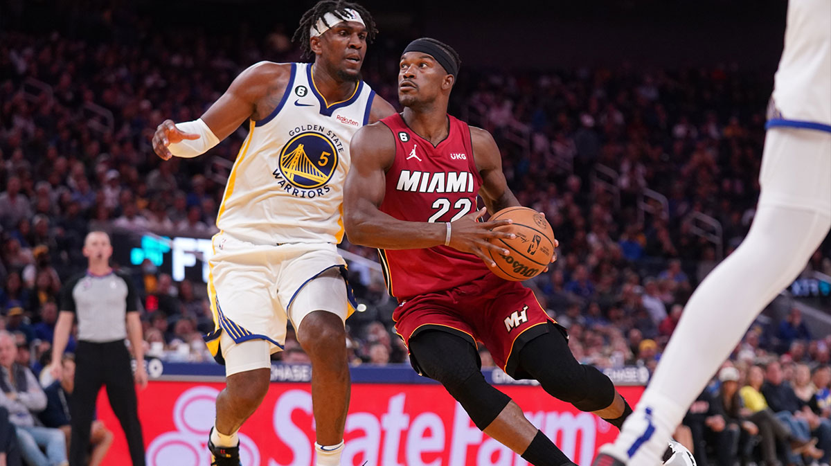 Miami heat Next Jimmy Butler (22) Drive next to the golden state warriors, Kevon Looney (5) in the fourth quarter in Chese Center.