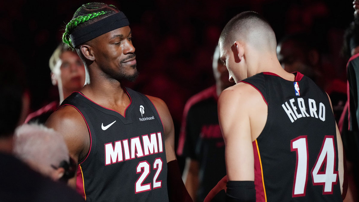 Miami heat forward Jimmy Butler (22) and the guard Tyler Herro (14) were entered during the ceremonial ceremony before she ran the matches in Kaseia Center.