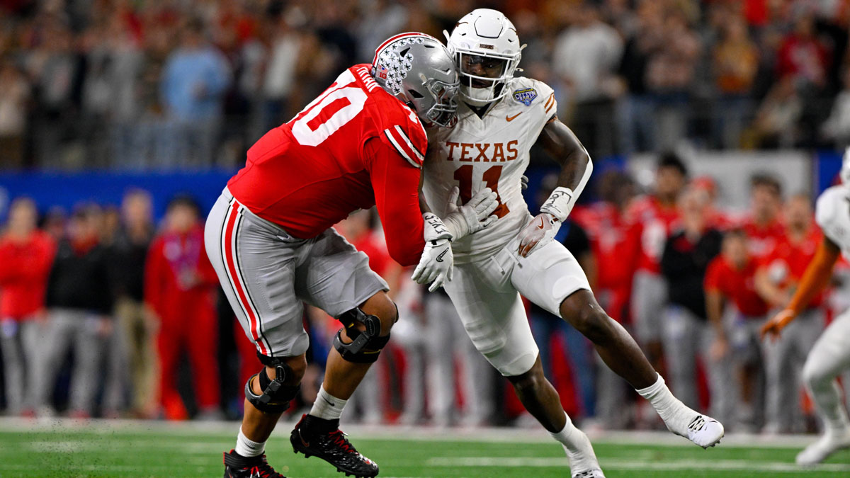 Jan 10, 2025; Arlington, TX, USA; Ohio State Buckeyes offensive lineman Josh Fryar (70) and Texas Longhorns linebacker Colin Simmons (11) in action during the game between the Texas Longhorns and the Ohio State Buckeyes at AT&T Stadium.