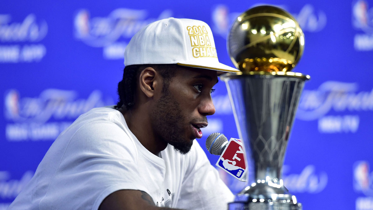 San Antonio Spurs Next Kavhi Leonard (2) speaks during the press conference next to the NBA Finals of the MVP Trophy after 2014. Years against Miami heat at the AT & T Center AT & T.