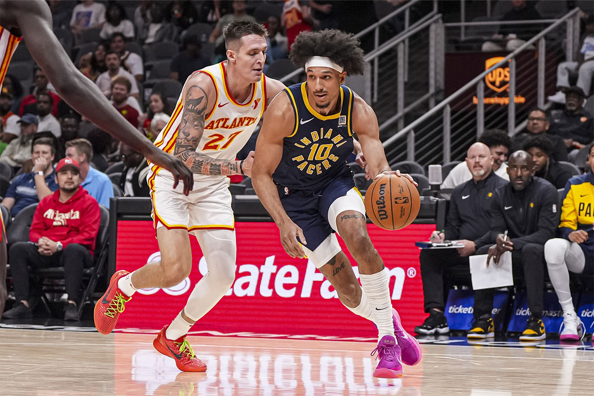 The Indiana Pacers Kendall Brown (10) Dribble The former Atlanta Hawks Vit Krejci (27 years old) Dribbles during the second half at State Farm Arena.