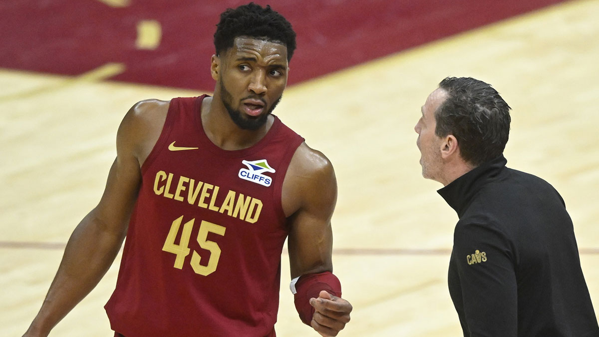 Cleveland, Ohio, USA; Cleveland Cavaliers Guard Donovan Mitchell (45) talk to the main coach Kenny Atkinson in the fourth quarter of Houston rockets on a rocket mortgage field.