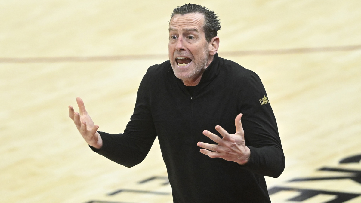 Cleveland Cavaliers Kenny Atkinson's chief coach reacts in the fourth quarter of Houston rockets on a rocket mortgage field.