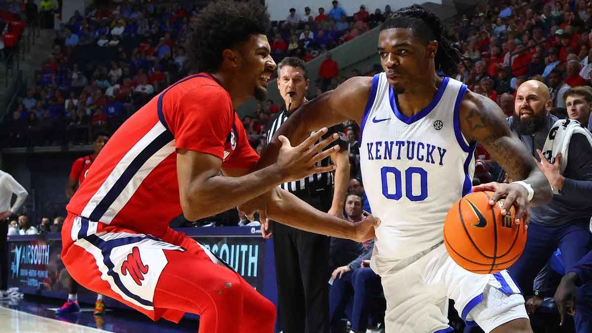 Kentucky Wildcats Guard Otega Ove (00) Drive to Cart as Mississippi Rebited Geemin Brakefield (4) during the first half in the sandy and John Black Pavilion at Ole Miss.