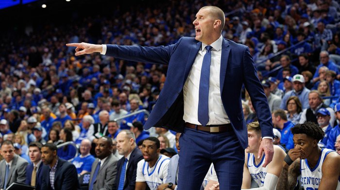 Kentucky Wildcats head coach Mark Pope yells to his players during the first half against the Tennessee Volunteers at Rupp Arena at Central Bank Center