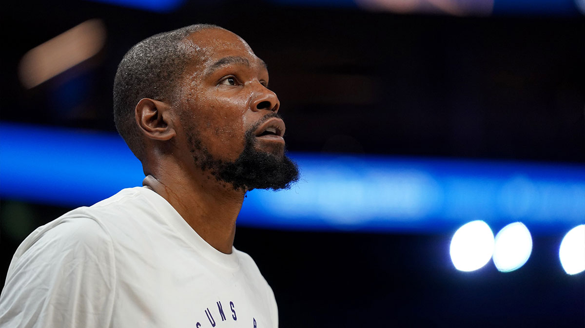 Phoenix Suns Next, Kevin Durant (35) stands in court before the game of Gold State Warriors in Chese Center. 