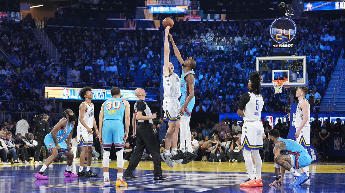 Candace's Rising Stars Pretra Ryan Dunn (0) Phoenix Suns and Shakov's OGS forward, Durant Durant (35) Scramento Kings jumps to the top During 2025 NBA All Star Games in Chase Center. 