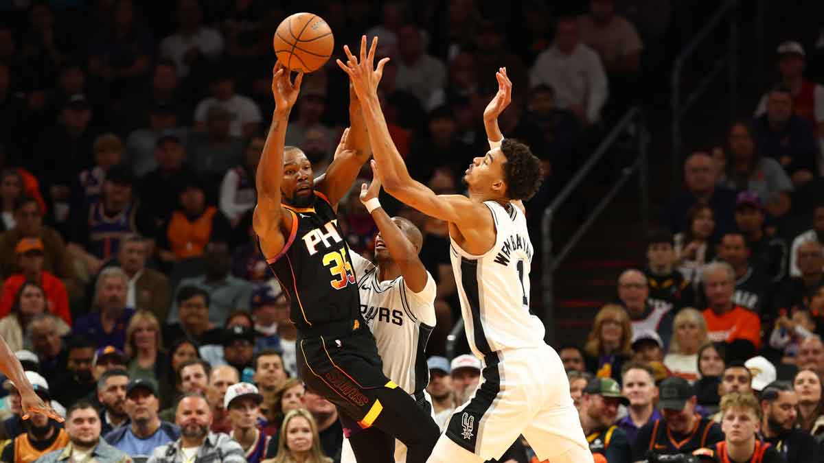 Phoenix Suns Next, Kevin Durant (35) against San Antonio Spurs Center Victor Vembaniama (1) In the first half of the NBA Cup game in the footprint center.