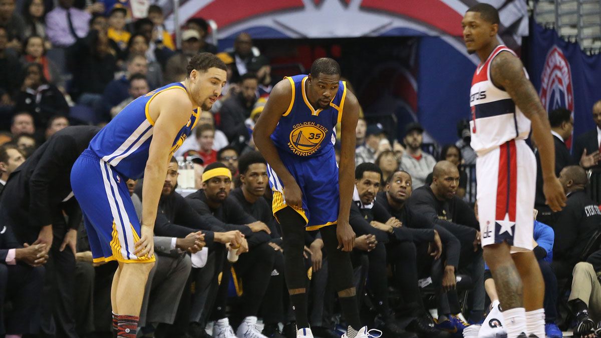 The golden state warriors forward, Kevin Durant (35) holds the knee after being injured against Washington Vizards in the first quarter in the center of Verizon.