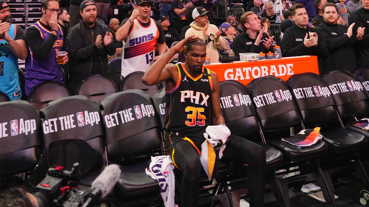 Honor pays Phoenix Suns forward Kevin Durant (35) during the second half of Memphis Grizzlies after Amasis to 30,000 career points in the footwear center